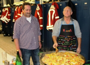Mallorca-Feeling im Feuerwehr-Magazin: Horst Merkle, rechts, und „Assistent“ Ari Wurzinger beim Zubereiten der Paella.