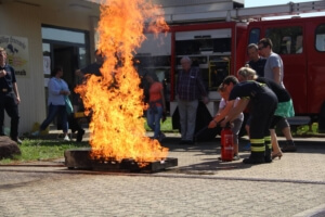 Auch die Besucher konnten am "Firetrainer" selbst Hand anlegen und sich im Feuerlöschen üben.