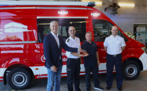 Schlüsselübergabe vor dem neuen Einsatzleitwagen